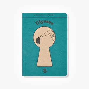 Puede incluir: Una libreta azul turquesa con el título "Ulysses" y el texto "Romping Through" impreso en la portada. La portada presenta una cerradura con un fondo marrón y un dibujo lineal de una persona mirando a través de la cerradura.