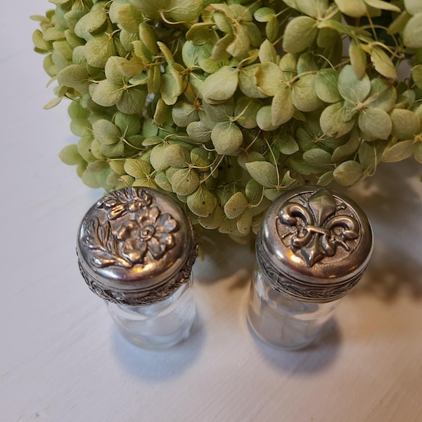 Vintage francuskie szkło butelkowe i dekoracja z cyny