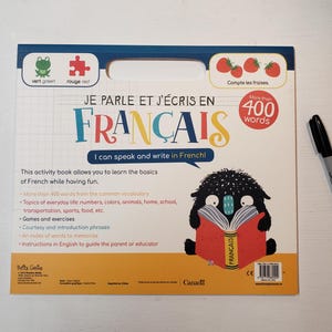 K&ouml;nnte beinhalten: Ein farbenfroher Einband eines Aktivit&auml;tsbuches mit einem Comic-Monster, das ein Buch liest, auf dem "FRAN&Ccedil;AIS" steht. Das Buch tr&auml;gt den Titel "Je parle et j'&eacute;cris en fran&ccedil;ais" und sagt "Ich kann Franz&ouml;sisch sprechen und schreiben!" Der Einband zeigt au&szlig;erdem ein rotes Puzzle-Teil, einen gr&uuml;nen Frosch und Erdbeeren.