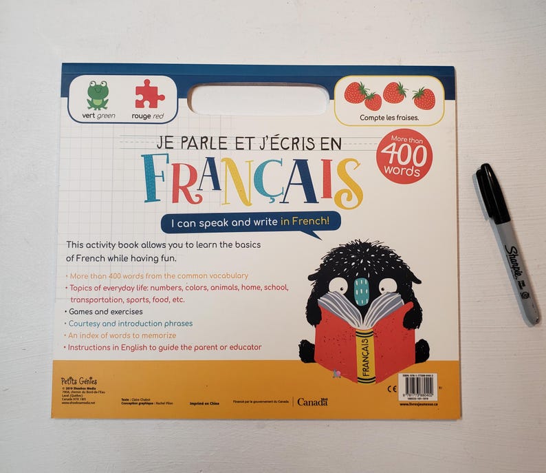 K&ouml;nnte beinhalten: Ein farbenfroher Einband eines Aktivit&auml;tsbuches mit einem Comic-Monster, das ein Buch liest, auf dem "FRAN&Ccedil;AIS" steht. Das Buch tr&auml;gt den Titel "Je parle et j'&eacute;cris en fran&ccedil;ais" und sagt "Ich kann Franz&ouml;sisch sprechen und schreiben!" Der Einband zeigt au&szlig;erdem ein rotes Puzzle-Teil, einen gr&uuml;nen Frosch und Erdbeeren.