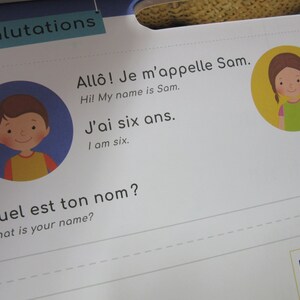 K&ouml;nnte beinhalten: Eine farbenfrohe, p&auml;dagogische Illustration zum Erlernen der franz&ouml;sischen Sprache. Die Illustration zeigt zwei Kinder, eines mit braunen Haaren und eines mit braunen Haaren, und enth&auml;lt die franz&ouml;sischen S&auml;tze "All&ocirc;! Je m'appelle Sam." und "J'ai six ans." Der Text "Quel est ton nom?" ist ebenfalls enthalten, zusammen mit der englischen &Uuml;bersetzung "What is your name?"