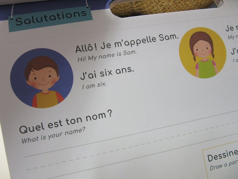 K&ouml;nnte beinhalten: Eine farbenfrohe, p&auml;dagogische Illustration zum Erlernen der franz&ouml;sischen Sprache. Die Illustration zeigt zwei Kinder, eines mit braunen Haaren und eines mit braunen Haaren, und enth&auml;lt die franz&ouml;sischen S&auml;tze "All&ocirc;! Je m'appelle Sam." und "J'ai six ans." Der Text "Quel est ton nom?" ist ebenfalls enthalten, zusammen mit der englischen &Uuml;bersetzung "What is your name?"