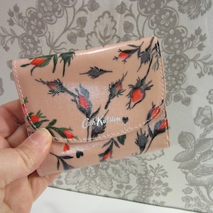 Authentisches Cath Kidston PVC Petite Floral Roses Portemonnaie Bifold – Pretty Blush Pink – Perfekt für Geldscheine, Münzen, Karten. Klassisches Cath Kidston!