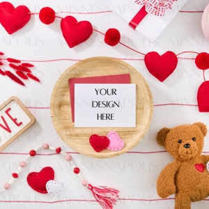 Valentinstag Karte Mockup Bundle Teddybär Valentinstag Digital Download gestaltet Flat Lay Einladung Weiße Karte Geschenk Print on Demand POD