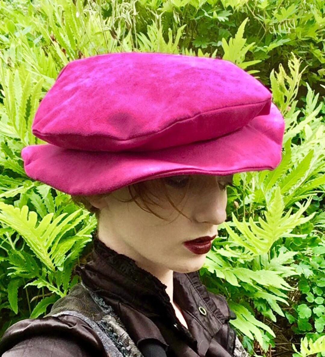 Hot Pink Suedecloth Renaissance Hat Shakespeare Flat Cap, S  display picture 3