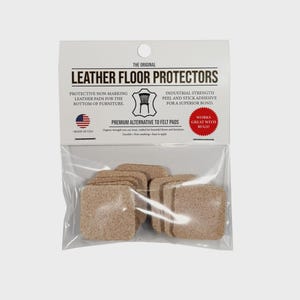 Può includere: Una confezione di protezioni per pavimenti quadrate in pelle beige. La confezione riporta "LEATHER FLOOR PROTECTORS" e "PREMIUM ALTERNATIVE TO FELT PADS". La confezione indica anche che i cuscinetti non lasciano segni e hanno un adesivo industriale.