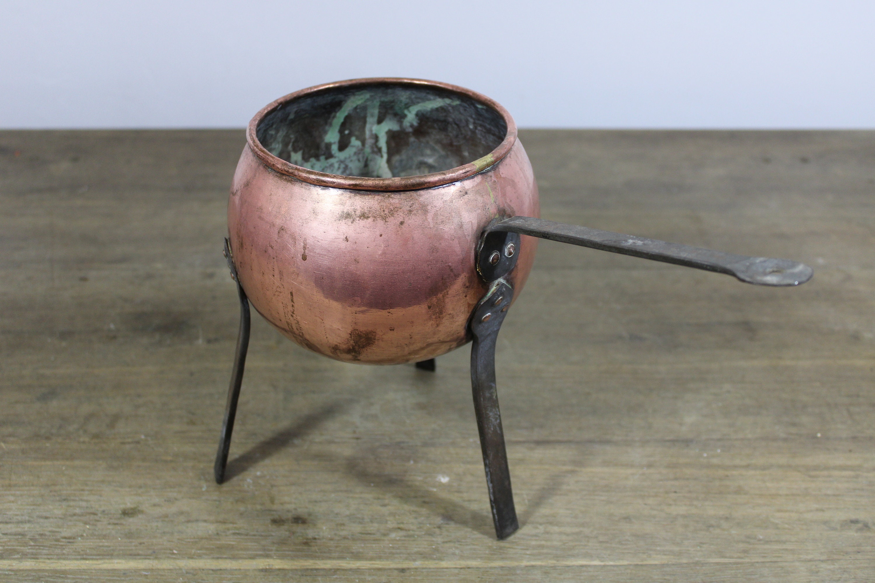Antique cast iron glue pot hi-res stock photography and images - Alamy