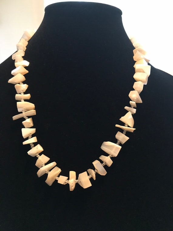 Beautiful vintage chunky mother of pearl necklace
