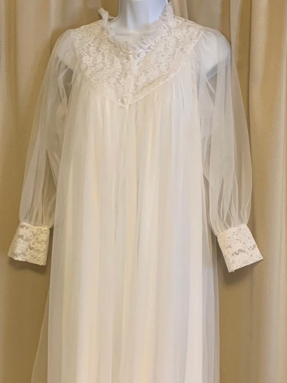 Gorgeous vintage bright white 2 piece nighty and r