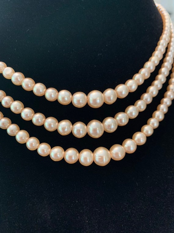 Gorgeous and elegant faux pearl choker