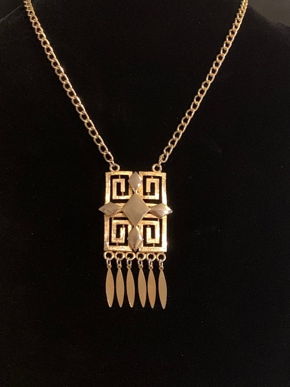 Vintage gold tone pendant necklace by. Lisner