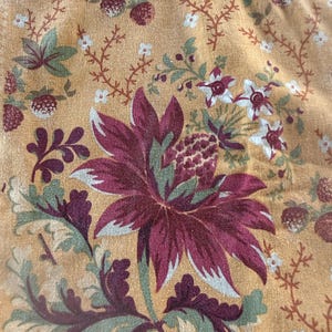 Chemin de table vintage d'inspiration française, motif floral et baies automnal en coton - 43,8 cm x 266,7 cm