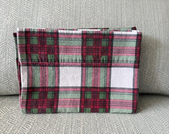 Funda de almohada de franela a cuadros rojos, verdes y blancos, tamaño estándar.