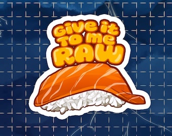 Puede incluir: Una pegatina con una ilustración de nigiri sushi. El salmón está sobre arroz blanco, con el texto "GIVE IT TO ME RAW" en amarillo y naranja. El fondo es azul oscuro con un patrón de cuadrícula.