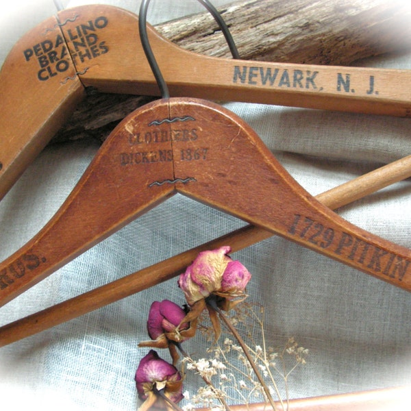Perchas de madera antiguas, ropa de hombre
