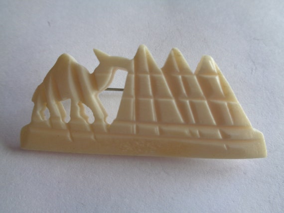 Vintage Unsigned Plastic Camel and Pyramids Brooc… - image 1