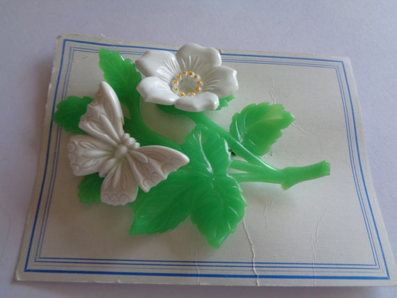 Vintage Unsigned Large Plastic White Flower and W… - image 1