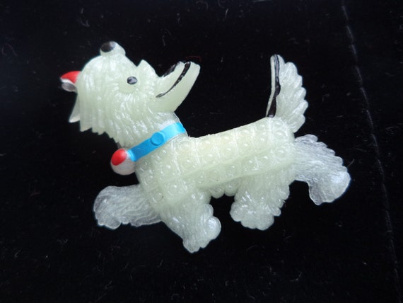 Vintage Unsigned White Plastic Scottie Dog Brooch… - image 1