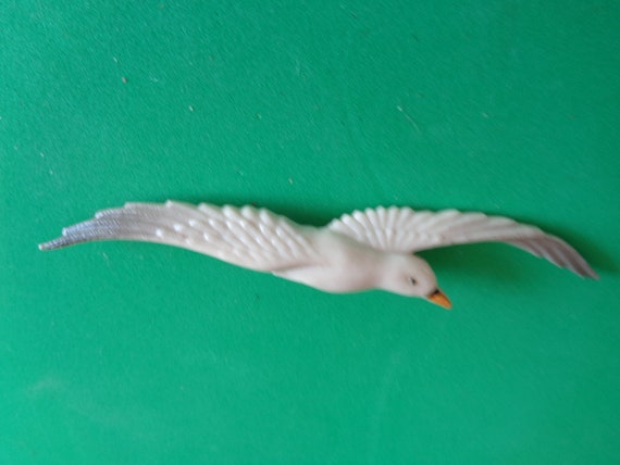Vintage Unsigned White  Plastic Seagull in Flight… - image 1