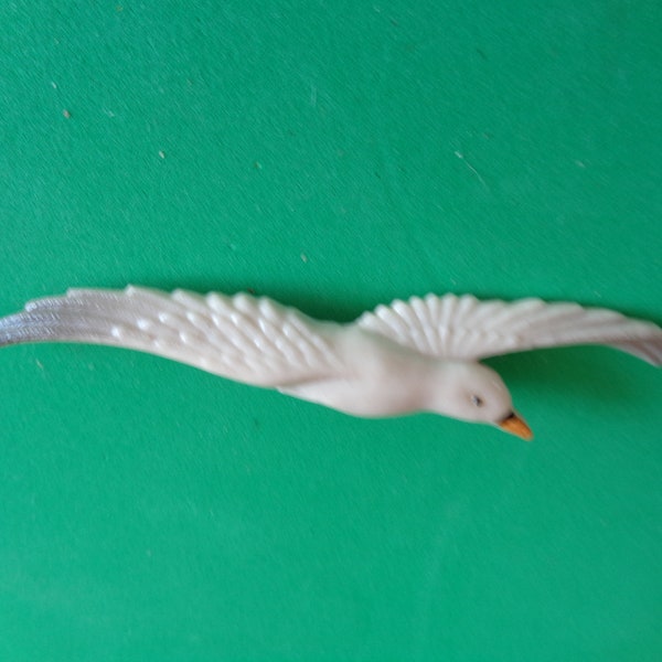 Vintage Unsigned White  Plastic Seagull in Flight Brooch/Pin