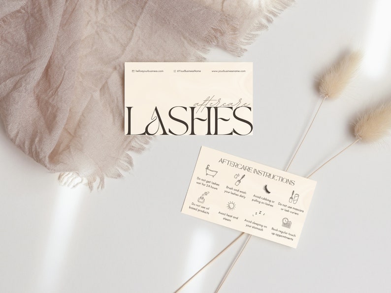 Peut inclure: Une carte blanche avec du texte noir qui dit "Aftercare Lashes" et une liste d'instructions pour les extensions de cils. Les instructions comprennent : Ne pas mouiller les cils pendant 24 heures, Brossez et lavez vos cils quotidiennement, &Eacute;vitez de frotter ou de tirer sur les cils, &Eacute;vitez de dormir sur le ventre, N'utilisez pas de mascara ou de recourbe-cils, Prenez rendez-vous r&eacute;guli&egrave;rement pour des retouches, &Eacute;vitez la chaleur et la vapeur.