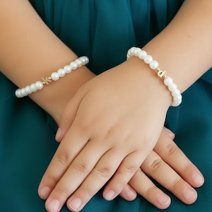 Pulsera infantil con perlas y inicial en minúscula - Regalo para niña de las flores - Joyería de boda - Pulsera para bebé - Pulsera para niña pequeña