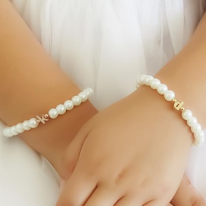 Initiale personnalisée en minuscules de bracelet de fille de fleur, bracelet de perles personnalisé, bijoux cadeau de fille de fleur, bijoux de mariage pour des enfants