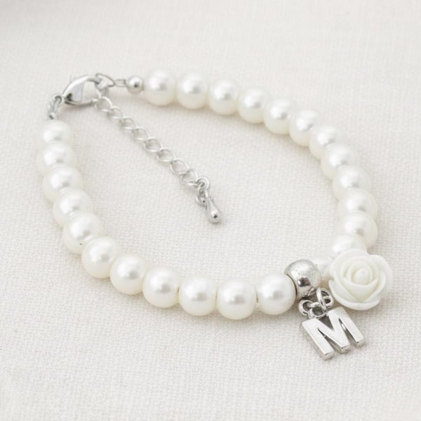 Blumenmädchen Perlenarmband, Initial Charm, Kinder Hochzeitsschmuck