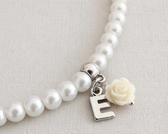 Gepersonaliseerde ketting bloemenmeisje | Parelketting met initialen | Aandenkencadeau | Trouwsieraden | Roos
