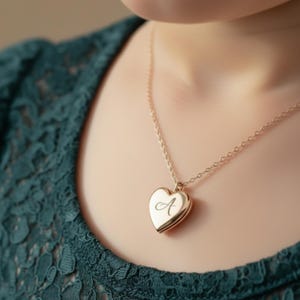 Collar con medallón en forma de corazón personalizado / Regalo para damita de honor / Joyería grabada conmemorativa / Regalo de boda