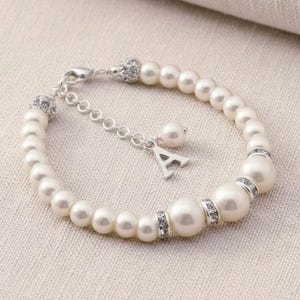 Pulsera de perlas personalizada para niña de las flores, dije con inicial, joyería de boda infantil - Brillante
