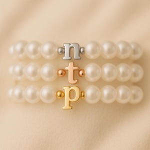 パーソナライズされたフラワーガールブレスレットの小文字のイニシャル、パーソナライズされたパールブレスレット、フラワーガールギフトジュエリー、子供用ウェディングジュエリー