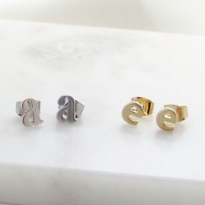 Minuscolo minuscolo iniziale orecchini borchie //argento sterlina o oro//singolo perno cartilagineo o coppia//orecchini lettera//regalo da damigella d'onore//piccolo perno