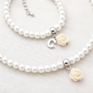 Conjunto personalizado de pulsera y collar para niña de las flores / Joyería de perlas con inicial / Regalo de recuerdo / Rosa