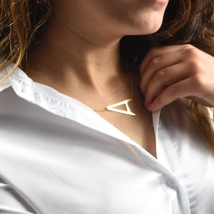 Collar con inicial lateral grande, regalos de cumpleaños para ella, regalos para mejores amigas, joyería inicial, oro rosa plateado o chapado en oro