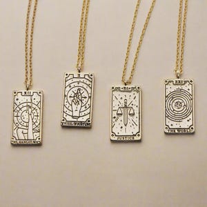 Collana con tarocchi placcata in oro, gioielli con tarocchi, collana con tarocchi dell'impiccato, regali per gli amanti dei tarocchi, regali per lei, collana per adolescenti