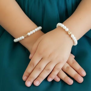 Pulsera infantil con perlas y inicial en minúscula - Regalo para niña de las flores - Joyería de boda - Pulsera para bebé - Pulsera para niña pequeña