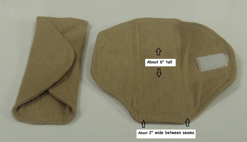 Puede incluir: Dos compresas de tela beige. Una est&aacute; doblada, la otra est&aacute; abierta, con cierre de velcro. La compresa abierta mide unos 15 cm de alto y 5 cm de ancho entre costuras. Dise&ntilde;adas para la higiene personal.