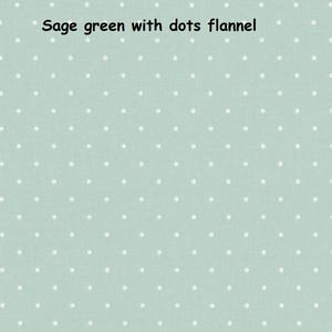 Puede incluir: Tela de franela verde salvia con lunares blancos. La tela tiene un aspecto suave y texturizado. El texto "Sage green with dots flannel" est&aacute; en la parte superior de la imagen.