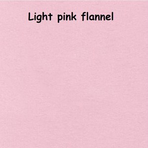 Puede incluir: Una tela de franela de color rosa claro s&oacute;lido con una textura suave y cepillada. El texto "Light pink flannel" est&aacute; impreso en letras negras sin remates en la parte superior central de la imagen, identificando claramente el material y su color.