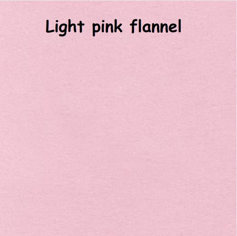 Puede incluir: Una tela de franela de color rosa claro s&oacute;lido con una textura suave y cepillada. El texto "Light pink flannel" est&aacute; impreso en letras negras sin remates en la parte superior central de la imagen, identificando claramente el material y su color.