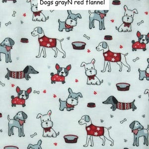 Puede incluir: Una tela de franela blanca con un patr&oacute;n repetitivo de varias razas de perros en tonos grises, que llevan su&eacute;teres o pa&ntilde;uelos rojos con motivos de estrellas o rayas blancas. Peque&ntilde;as huellas de patas rojas y grises y huesos blancos est&aacute;n dispersos.