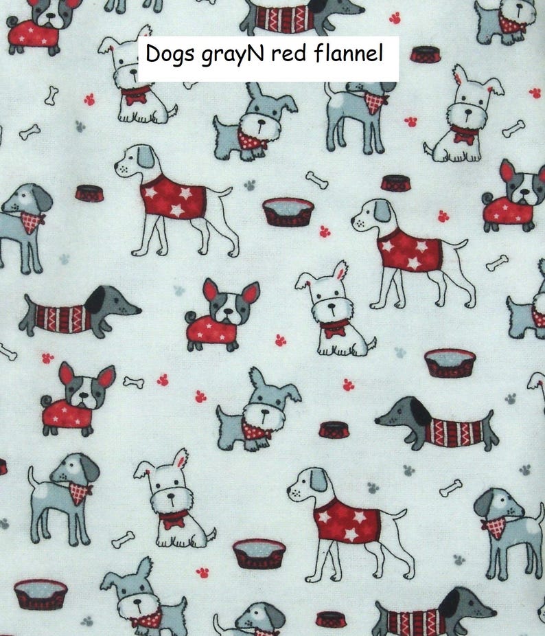 Puede incluir: Una tela de franela blanca con un patr&oacute;n repetitivo de varias razas de perros en tonos grises, que llevan su&eacute;teres o pa&ntilde;uelos rojos con motivos de estrellas o rayas blancas. Peque&ntilde;as huellas de patas rojas y grises y huesos blancos est&aacute;n dispersos.