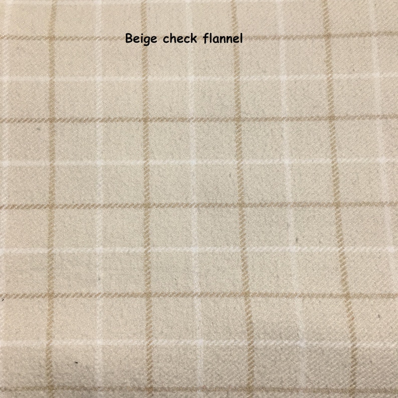 Puede incluir: Una tela de franela beige con un patr&oacute;n de cuadros de color marr&oacute;n claro. El tejido tiene una textura suave y cepillada con un dise&ntilde;o de cuadr&iacute;cula compuesto por l&iacute;neas finas que se cruzan. El texto "Beige check flannel" aparece en negro.