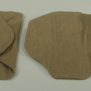 Puede incluir: Dos compresas menstruales de tela beige. Una est&aacute; doblada y cerrada, la otra est&aacute; abierta con un cierre de velcro blanco. Ambas est&aacute;n hechas de un material suave y absorbente, dise&ntilde;adas para la comodidad y la protecci&oacute;n.
