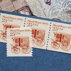 Puede incluir: Cuatro sellos postales antiguos con una carreta de pan roja y marrón con el texto "Bread Wagon 1880s" y "25 USA" en cada sello.