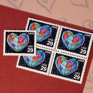 Diez sellos postales antiguos de EE. UU. sin usar de 29 c. con el lema "Amor por la Tierra". Franqueo de bodas, día de San Valentín, paz mundial, corazón, arcoíris