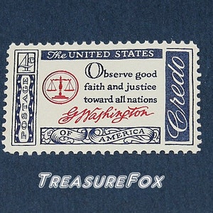 Może przedstawiać: Stare 4-centowe znaczek pocztowy ze Stanów Zjednoczonych przedstawiający wagę sprawiedliwości, zwój z napisem "Of America" oraz tekst "Observe good faith and justice toward all nations G. Washington Credo".