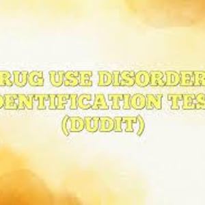 Könnte beinhalten: Text auf gelbem und weißem Hintergrund: DRUG USE DISORDERS IDENTIFICATION TEST (DUDIT). Der Text ist fett und in einer serifenlosen Schriftart. Der Hintergrund hat einen Aquarelleffekt mit Gelb- und Orangetönen.