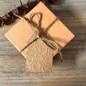 Etiquetas de regalo con forma de corazón de caramelo del día de San Valentín en relieve en el color que elijas